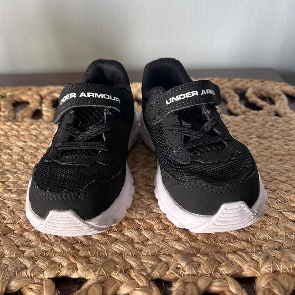Under Armour Infant Sneakers Size 6K Boys Black Hook & Loop Strap Shoes - Picture 2 of 7